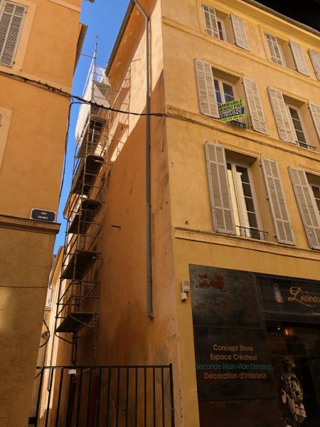 Intervention sur la charpente d'un immeuble dans le centre-ville historique d'Aix-en-Provence, rue Granet